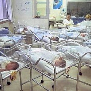 Congedo parentale, Italia fanalino di coda. E il presidente finlandese in piena campagna elettorale: "Resto a casa"