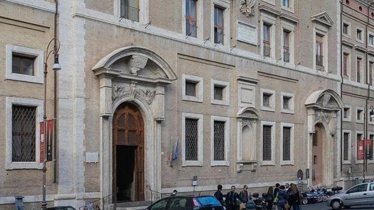 Maxi-concorso Mic, pasticcio infinito: 200mila candidati per 1.800 posti ancora in attesa