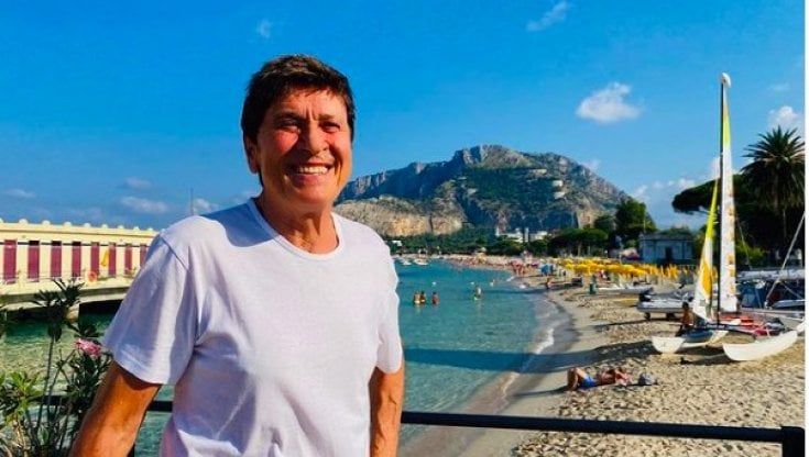 Gianni Morandi turista a Palermo, e i fan lo invitano a casa