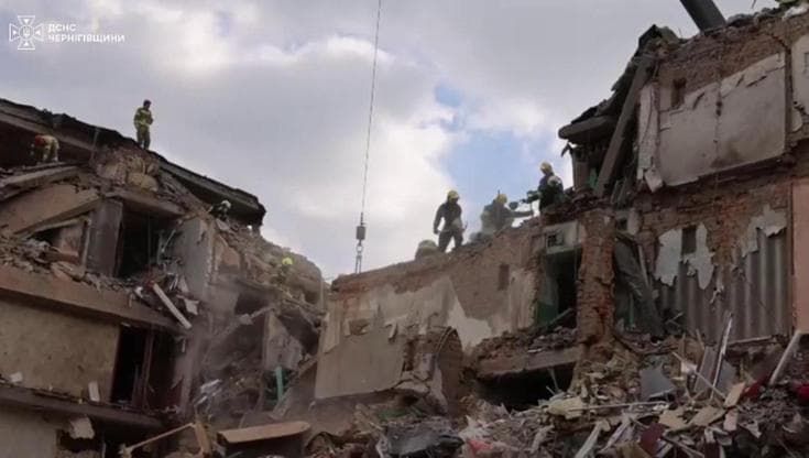 Ucraina, attacco russo nel nord del paese: 18 morti tra cui 4 bambini. Il recupero dei corpi
