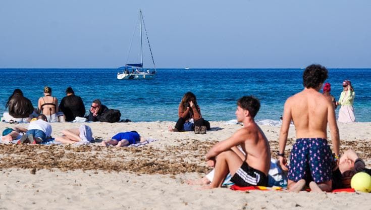 Il Consiglio comunale: “Sì al divieto di fumo sulle spiagge”. Ma sarà il sindaco a decidere