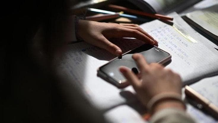Foto intime di una 16enne diffuse in chat, indagati ex fidanzato e amici: il più piccolo ha 12 anni