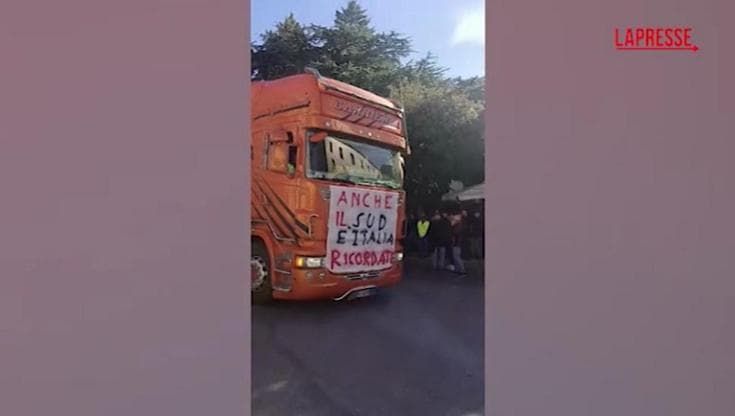 Campobasso: camion, tir e trattori in centro per la protesta di autotrasportatori e agricoltori