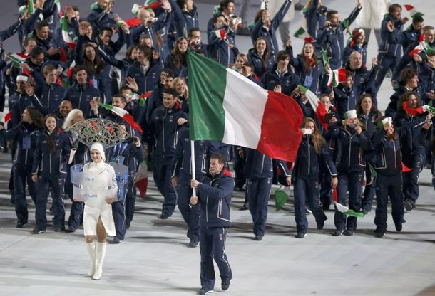 Sochi 2014, sfila l'Italia tra bandiere e saluti