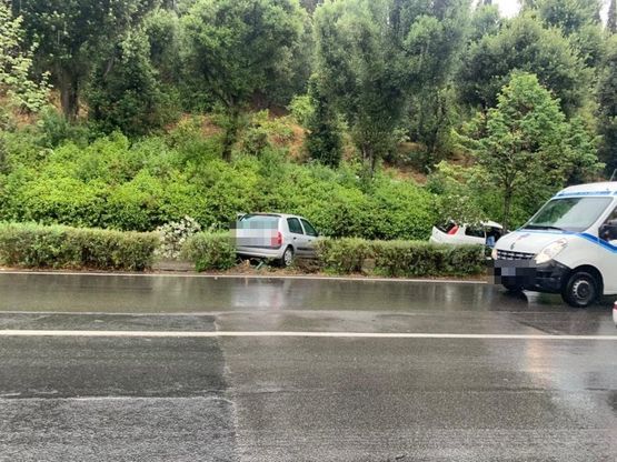 Firenze, due auto finiscono fuori strada sul viale Michelangelo: nessun ferito 