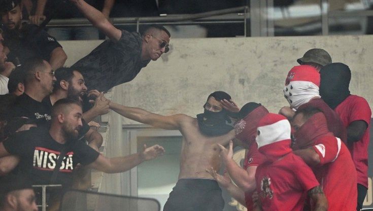 Nizza-Colonia, inizio rinviato di un'ora: scontri tra tifosi prima della partita di Conference League