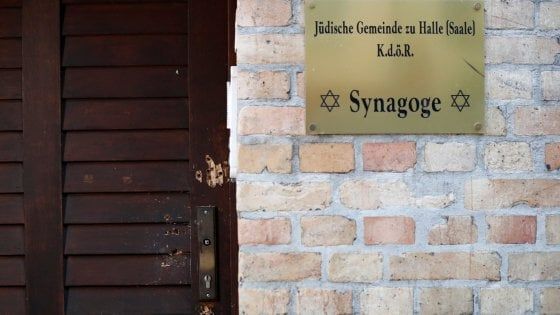 Il killer di Halle aveva pianificato l'attacco da almeno una settimana. Online il suo manifesto. Il procuratore: "Aveva 4 chili di esplosivo"