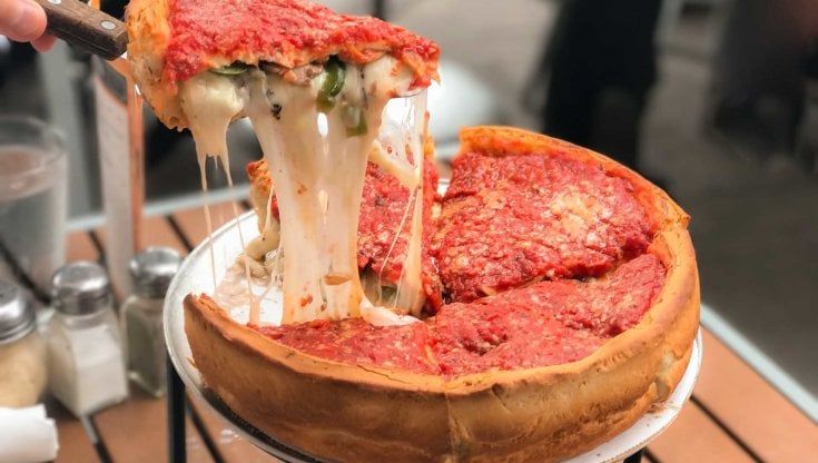 Chicago si autoproclama "capitale della pizza" e Napoli insorge