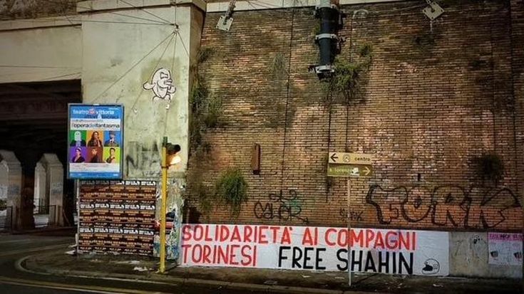 “Solidarietà ai compagni”. A Roma lo striscione a sostegno degli autori dell’assalto a La Stampa