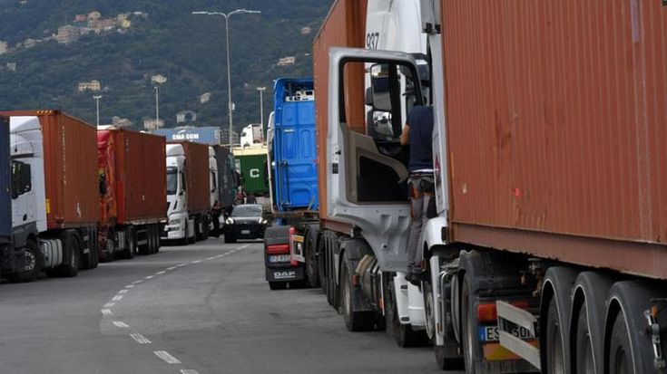 Caro carburante, dalla Regione 25 milioni: la serrata continua