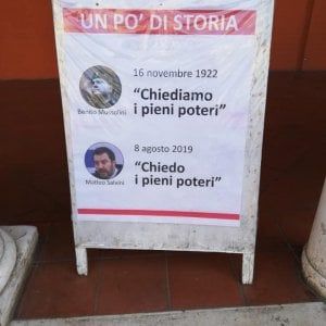 Ravenna, manifesto dell'Anpi: Salvini chiede "pieni poteri" come Mussolini. L'ira della Lega