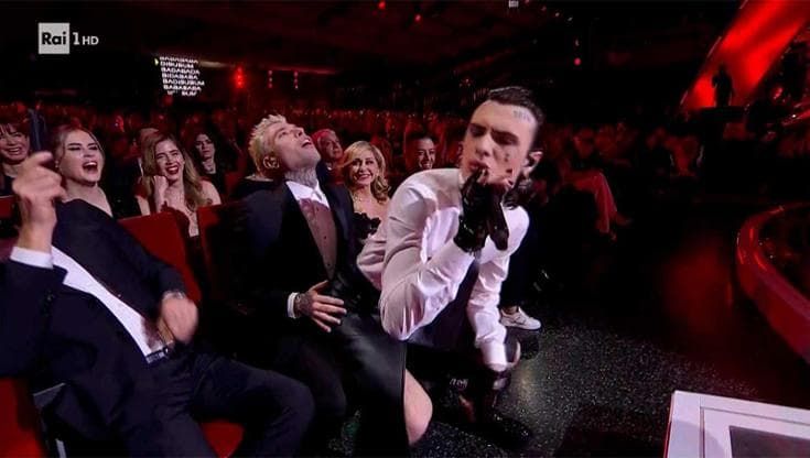 Sanremo, la provocazione di Rosa Chemical: simula un atto sessuale con Fedez e lo bacia in bocca