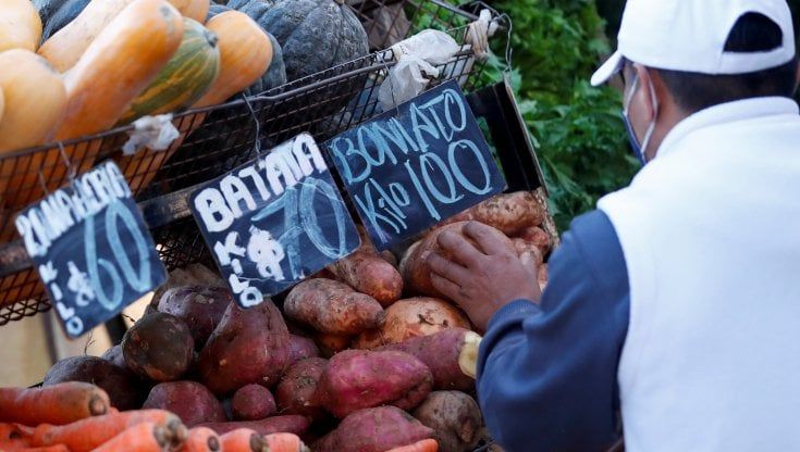 Argentina, il peso non vale più nulla e ai negozi il resto viene dato in caramelle