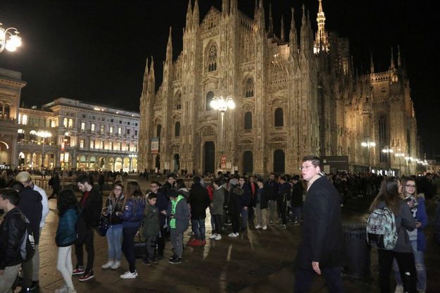 Milano, centro in tilt per la folla di fan in coda per un selfie con Gemitaiz