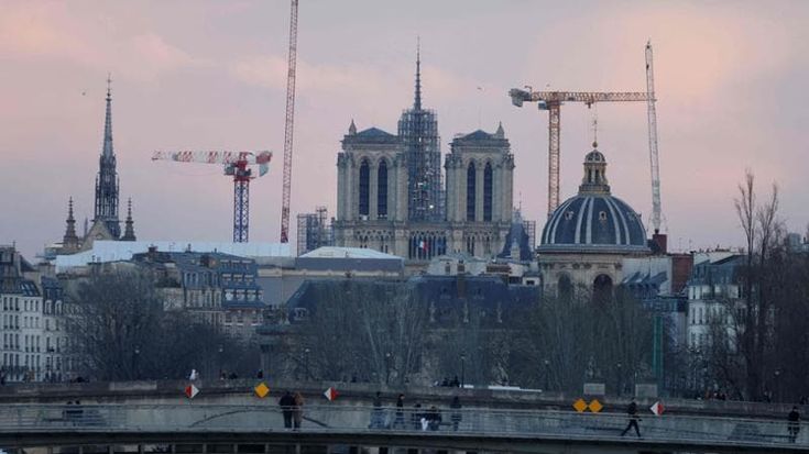 Parigi, la guglia di Notre Dame torna visibile. A dicembre la fine dei lavori