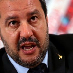 Tweet di Salvini sul blitz di Torino, Csm assolve il ministro per la polemica con il procuratore