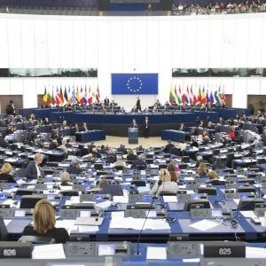 Parlamento Ue, bocciato il taglio dei fondi per chi non rispetta le regole di bilancio