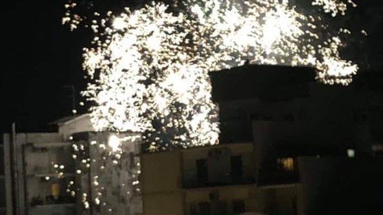 Bari, fuochi d'artificio tutte le sere tra auto e passanti: "Forse messaggi tra gruppi criminali"