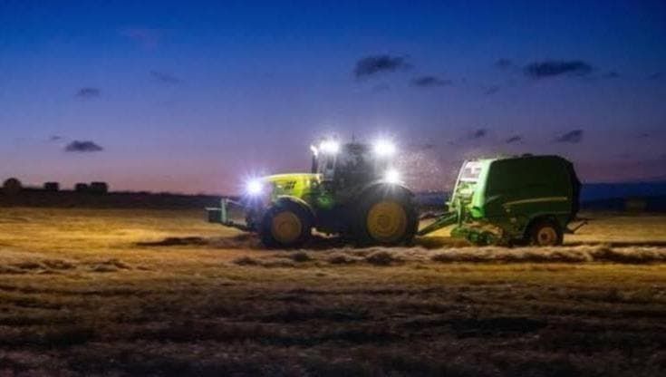 Troppo caldo, si lavora di notte: l’agricoltura cambia ritmo