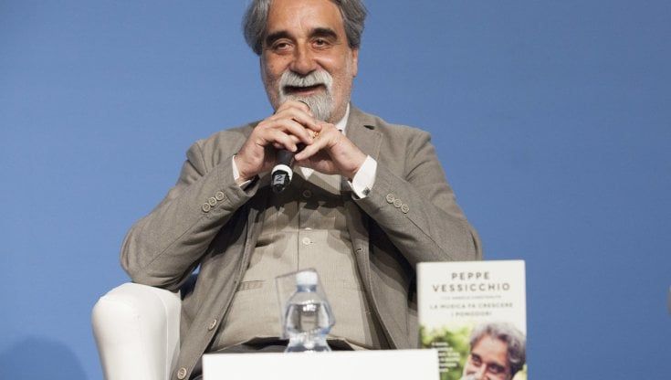 Sanremo 2022, Beppe Vessicchio: "Negativo e sto bene. Spero stasera di essere sul palco"