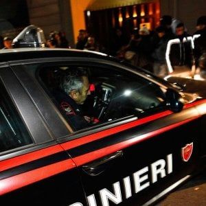 Milano, prendono a calci la staccionata di un'area giochi per bambini poi la fuga sul tetto