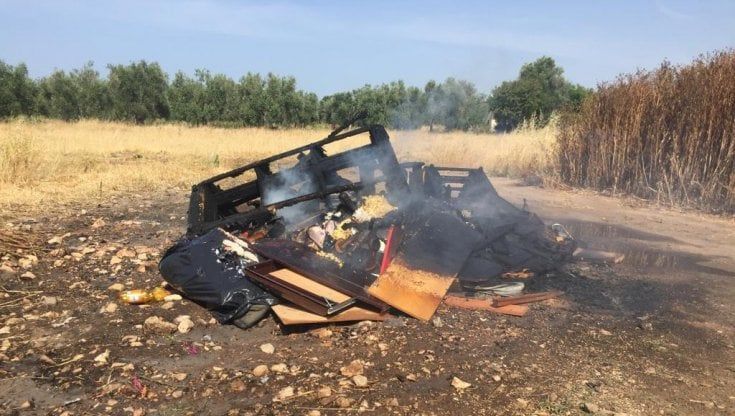 Bari, abbandona rifiuti ingombranti in strada San Giorgio Martire e gli dà fuoco: beccato e denunciato 