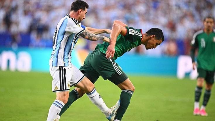 Messi, polemiche per un fallo all’esordio ai Mondiali: “Era da espulsione, lo hanno graziato”