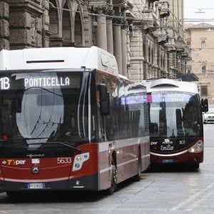 Emilia-Romagna, basta distanziamento a bordo: ora su bus e treni si possono occupare tutti i posti