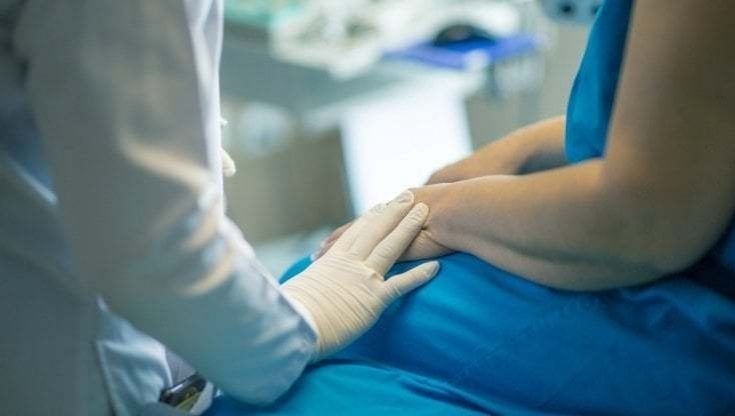 Malata di tumore, i colleghi le donano 400 ore di ferie per curarsi. "Vi abbraccio con il cuore in mano"