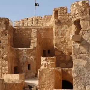 Palmira, militanti dell'Is nel museo . Bandiera nera sulle rovine