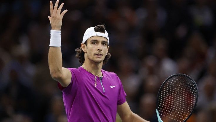 Musetti battuto in due set da Djokovic: il serbo in semifinale a Parigi-Bercy. Alcaraz, Atp Finals a rischio