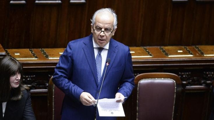 Piantedosi, affondo in aula: “Centri sociali e violenti, complice chi sfila con loro”