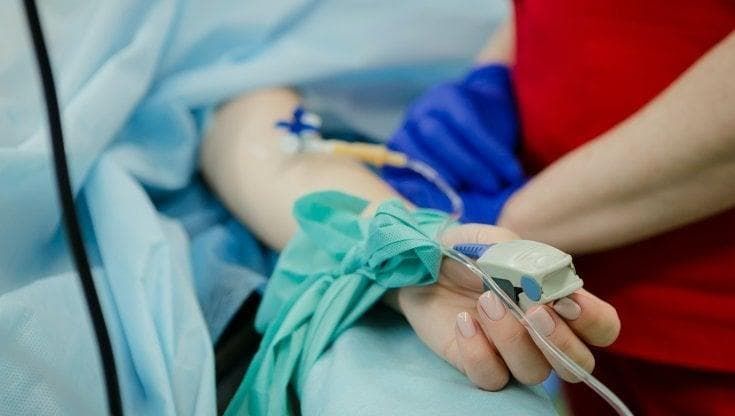 Morta l’anziana malata a cui figlio aveva staccato macchinari: l’uomo è agli arresti domiciliari