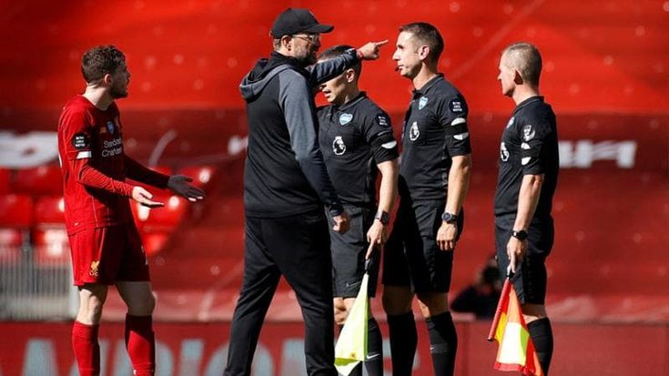 Insulti a Klopp e al Liverpool, sospeso l’arbitro Coote
