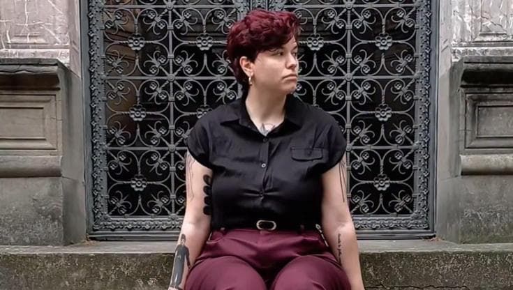 “Beccamorta”, il successo dell’influencer che parla di cimiteri e pulisce le tombe degli sconosciuti