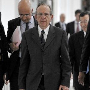 Padoan: "In Italia il contante costa 8 miliardi all'anno"