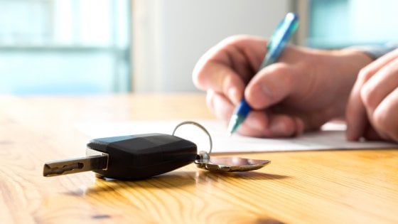 Noleggio a lungo termine, non solo auto: italiani interessati per smartphone e giardinaggio