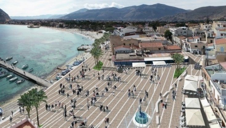  Mondello pronta a ripartire: in spiaggia tornano le "capanne"