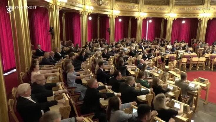 Mondiali, i deputati norvegesi imitano i tifosi e fanno la coreografia "Viking Row" in parlamento