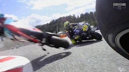MotoGp, schianto Zarco-Morbidelli: la moto impazzita sfiora Rossi