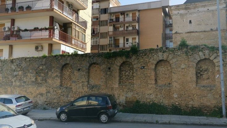 Il baglio del XVI secolo inglobato tra i palazzi