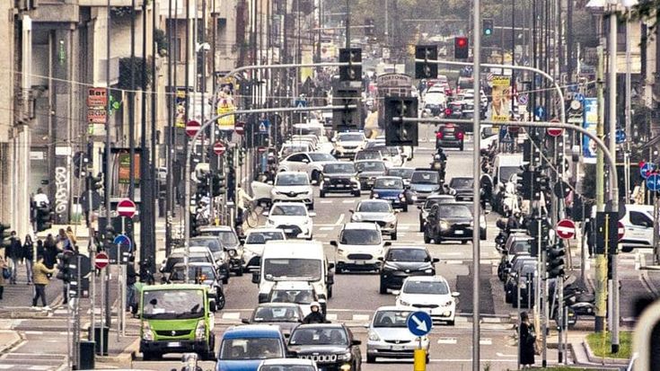 Le immatricolazioni dei diesel calano a picco, ma il parco auto di Milano resta ancora troppo affollato