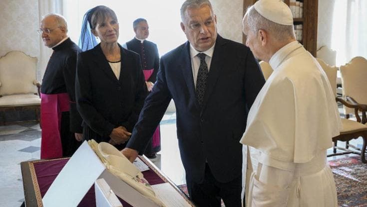 Papa Leone XIV riceve Viktor Orbán: strette di mano e scambio di doni in Vaticano