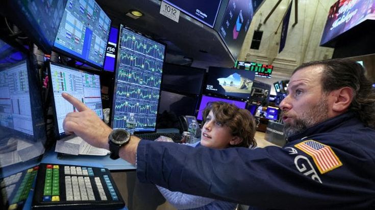Le Borse di oggi, 29 novembre. Milano chiude ai massimi dal 2008. Gm, maxi buy-back: sale il comparto auto