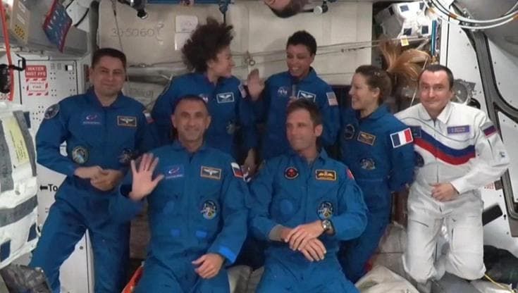 Incontri spaziali, gli ospiti della Iss accolgono gli astronauti di Crew-13: il benvenuto in video