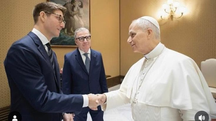 Una coppia gay saluta Leone XIV: “Gli abbiamo detto che siamo sposati, ci siamo sentiti accolti”