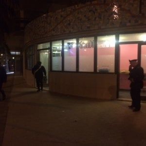 Trani, agguato in un bar: 45enne si salva da 6 colpi di pistola rifugiandosi nel bagno