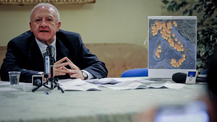 Quella legge di De Luca per ripristinare i vitalizi