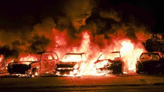 Afroamericano ferito alle spalle dalla polizia resterà paralizzato. Seconda notte di proteste in Wisconsin