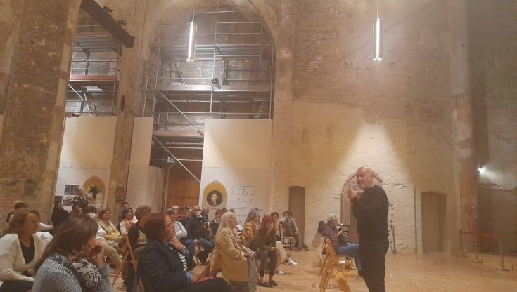 In San Francesco del Prato il rito collettivo di Arminio: "Se disertiamo poesia e bellezza, ci ammaliamo"
